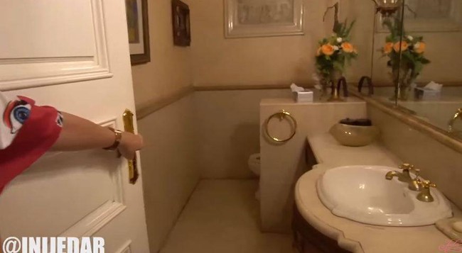 Terakhir ada kamar mandi di rumah Nia Ramadhani. Dengan didominasi warna coklat, kamar mandi milik Nia itu terlihat sangat luas dan cukup mewah. Di depan wastafel terdapat sebuah kaca yang cukup besar.  Foto: YouTube