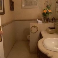 Terakhir ada kamar mandi di rumah Nia Ramadhani. Dengan didominasi warna coklat, kamar mandi milik Nia itu terlihat sangat luas dan cukup mewah. Di depan wastafel terdapat sebuah kaca yang cukup besar.  Foto: YouTube