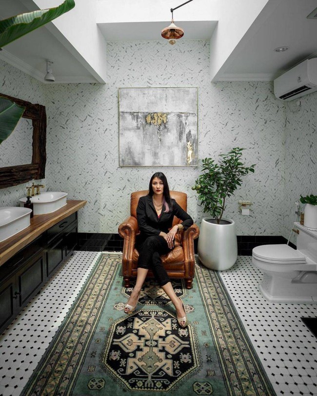 Kamar mandi di rumah Sharena dan sang suami, Ryan Delon terlihat cukup mewah dan nyaman. Tak hanya itu saja, desainnya yang estetik juga membuat kamar mandi di rumahnya itu cocok untuk dijadikan sebagai tempat berfoto. Untuk menambah kenyamanan, Sharena juga memasang AC di dalam kamar mandinya itu. Foto: Instagram