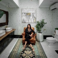 Kamar mandi di rumah Sharena dan sang suami, Ryan Delon terlihat cukup mewah dan nyaman. Tak hanya itu saja, desainnya yang estetik juga membuat kamar mandi di rumahnya itu cocok untuk dijadikan sebagai tempat berfoto. Untuk menambah kenyamanan, Sharena juga memasang AC di dalam kamar mandinya itu. Foto: Instagram