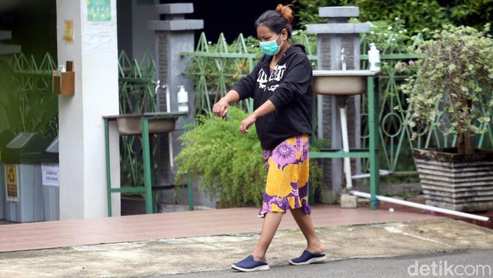 Jakarta jadi salah satu daerah yang mencatatkan kenaikan kasus COVID-19. Sebanyak 45 pasien COVID-19 tanpa gejala pun kini diisolasi di Graha Wisata TMII.