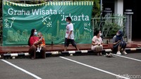 Sejumlah pasien COVID-19 berjemur di kawasan Graha Wisata Taman Mini Indonesia Indah (TMII), Jakarta, Selasa (15/2/2022).