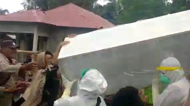 Kasus perebutan jenazah pasien COVID-19 terjadi di Maluku. Petugas dihadang hingga dilempari batu oleh pihak keluarga. (dok Istimewa)