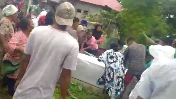 Kasus perebutan jenazah pasien COVID-19 terjadi di Maluku. Petugas dihadang hingga dilempari batu oleh pihak keluarga. (dok Istimewa)