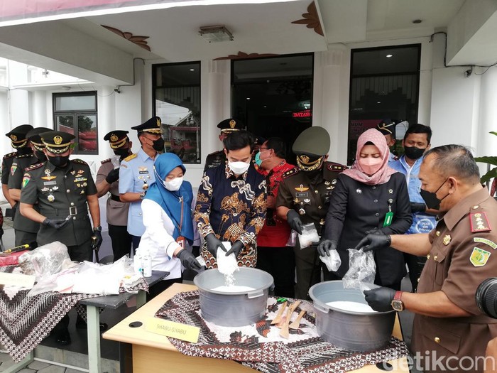 Kejari Solo musnahkan barbuk 2,5 kilogram sabu senilai mencapai Rp 3,7 miliar, Selasa (15/2/2022).