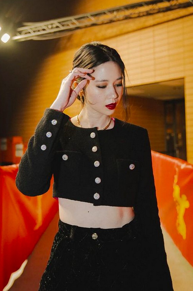 Gaya Laura Basuki kian lengkap dengan jajaran aksesori mewah. Ibu satu anak ini bersolek dengan perhiasan dari brand ternama Tiffany & Co.. (Foto: Instagram/@laurabas)