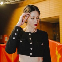 Gaya Laura Basuki kian lengkap dengan jajaran aksesori mewah. Ibu satu anak ini bersolek dengan perhiasan dari brand ternama Tiffany & Co.. (Foto: Instagram/@laurabas)