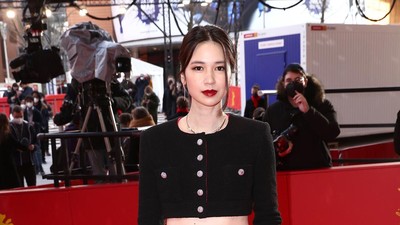 7 Potret Cantik Laura Basuki di Karpet Merah Festival Film Berlin 2022
