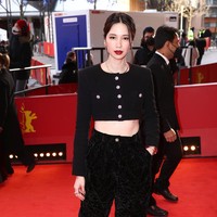 Para bintang film Before, Now & Then (Nana) melangkahkan kakinya di karpet merah Berlinale Film Festival atau Berlin Film Festival 2022, akhir pekan lalu. Muncul sosok Laura Basuki yang berbusana serba hitam dari Chanel. (Foto: Getty Images/Sebastian Reuter)