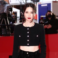 Aktris 34 tahun ini mengenakan crop-blouse yang mengekspos bagian perut sehingga menyumbangkan kesan seksi. Celana berbahan velvet dengan tampilan kerutan dan pointed heels senada menjadi andalan untuk bawahan. (Foto: Getty Images/Sebastian Reuter)