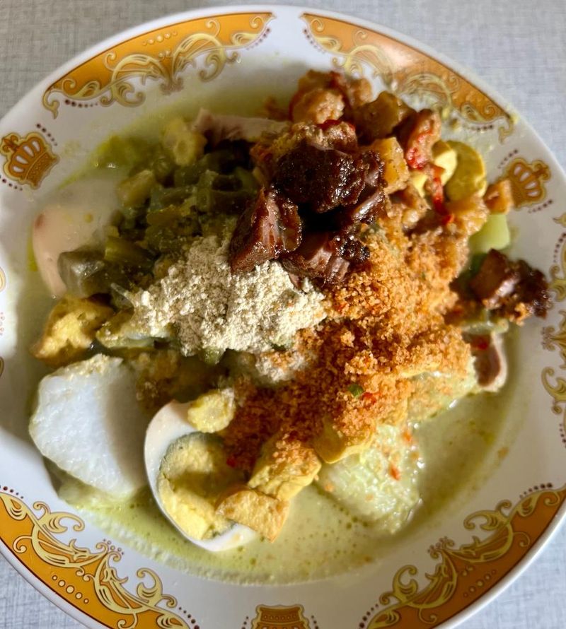 5 Tempat Makan Ini Punya Lontong Cap Gomeh yang Komplet Lauknya