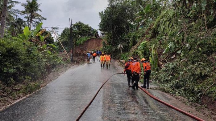 Material longsor telah dibersihkan dan jalan bisa dilalui kembali, Temanggung, Selasa (15/2/2022).