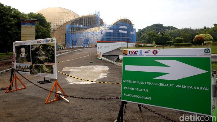Kawasan Taman Mini Indonesia Indah tengah direvitalisasi. Proses revitalisasi salah satu kawasan wisata terbesar di Indonesia itu ditarget rampung Oktober 2022.