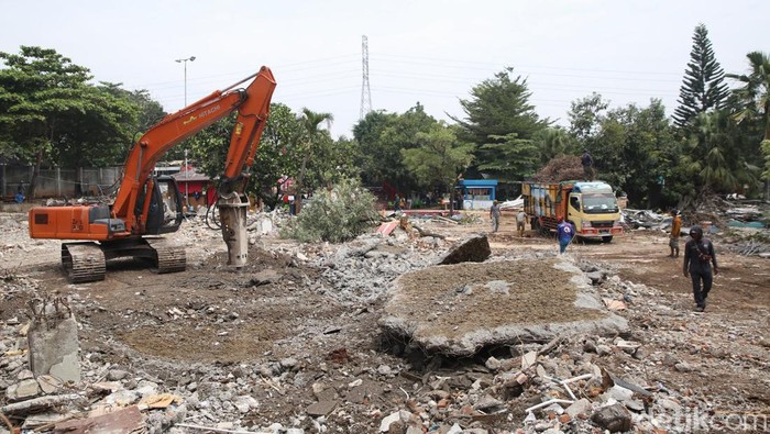 Kawasan Taman Mini Indonesia Indah tengah direvitalisasi. Proses revitalisasi salah satu kawasan wisata terbesar di Indonesia itu ditarget rampung Oktober 2022.