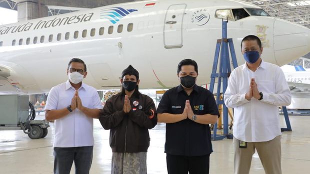 Menteri BUMN Erick Thohir bertemu Gus Humaidi, sosok pembuat miniatur pesawat Garuda Indonesia.