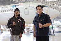 Erick Thohir Puji Pemuda Madura Pembuat Miniatur Pesawat Garuda