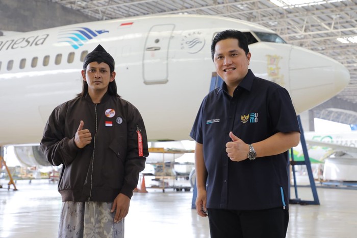 Menteri BUMN Erick Thohir bertemu Gus Humaidi, sosok pembuat miniatur pesawat Garuda Indonesia.