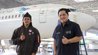 Erick Thohir Bertemu Pembuat Miniatur Pesawat Garuda, Beri Modal Rp 50 Juta