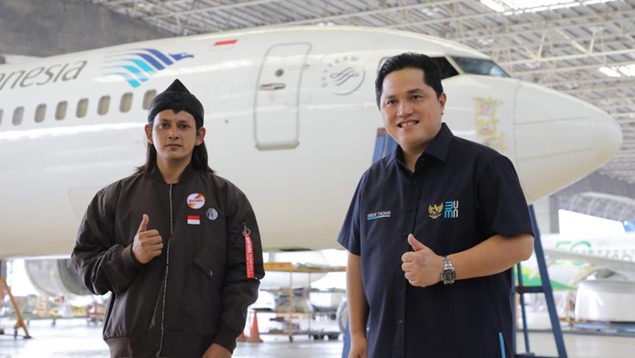 Menteri BUMN Erick Thohir bertemu Gus Humaidi, sosok pembuat miniatur pesawat Garuda Indonesia.