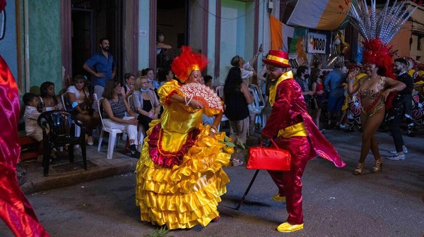Penari Candombe tampil dalam parade karnaval Las llamadas di Montevideo, Uruguay.