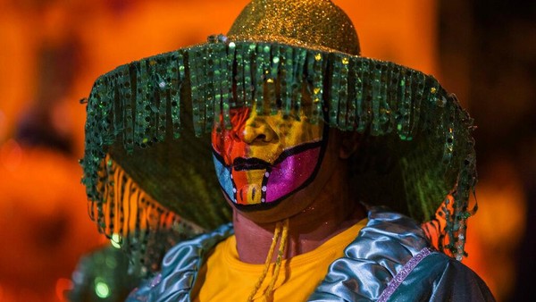 Seorang pemain drum terlihat saat parade karnaval Las llamadas di Montevideo, Uruguay.