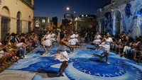 Penari candombe tampil dalam parade karnaval Las llamadas di Montevideo, Uruguay.