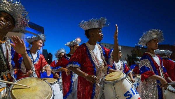 Penabuh genderang memainkan candombe, gaya musik dan tarian Afro-Uruguay selama parade karnaval Las llamadas di Montevideo, Uruguay, Kamis, (10/2/2022).