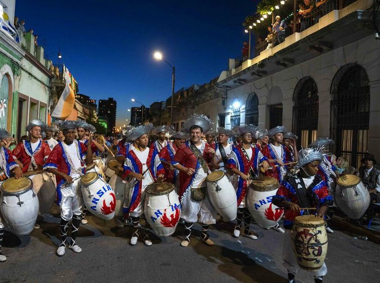 Meriah dan Panas Pesta Jalanan Las Ilamadas
