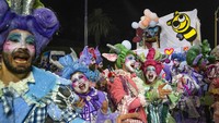 Grup murga bernyanyi selama parade karnaval perdana di Montevideo, Uruguay.