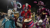 Grup-grup dalam kategori berbeda menghadiri parade untuk audiens terbatas di Parque Rodo alih-alih yang tradisional di jalan utama Montevideo karena pandemi.