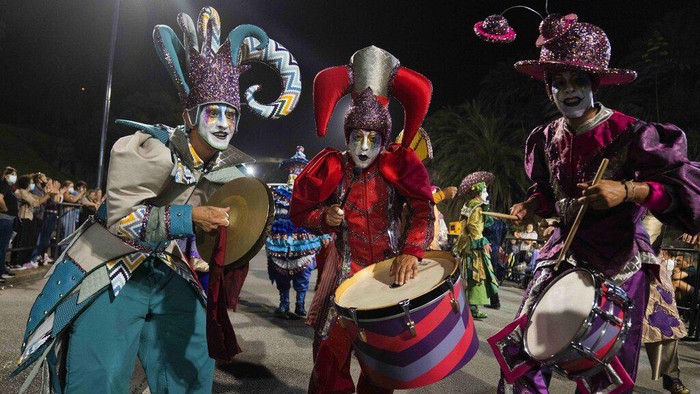 Meriah! Pesta Jalanan A murga group sings during the inaugural carnival parade in Montevideo, Uruguay, Thursday, Jan. 20, 2022. Groups in different categories attended the parade for a limited audience in the Parque Rodo instead of the traditional one on the main avenue of Montevideo due to the pandemic. (AP Photo/Matilde Campodonico)
