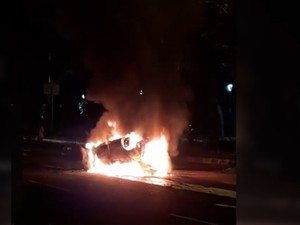 Mobil Terbalik-Terbakar di Jalan Benyamin Sueb