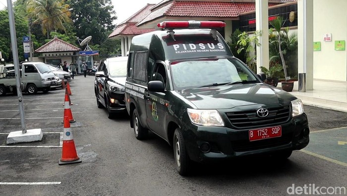 Herry Wirawan hadir dalam sidang vonis kasus pemerkosaan 13 santriwati. Diketahui, sidang vonis tersebut digelar di PN Bandung.