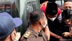 Momen Herry Wirawan Hadiri Sidang Vonis Kasus Pemerkosaan 13 Santri