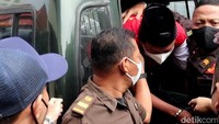 Begitu tiba, tak ada sepatah katapun yang diucapkan Herry. Ia langsung masuk ke dalam persidangan. Diketahui, Herry tak lantas masuk ke ruang sidang. Dia ditempatkan terlebih dahulu di ruang tunggu persidangan.