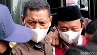 Herry Wirawan tampak mengenakan rompi tahanan berwarna merah dan peci hitam saat tiba di Pengadilan Negeri (PN) Bandung saat akan menjalani sidang vonis kasus pemerkosaan 13 santriwati yang menjerat dirinya, Selasa (15/2/2022).