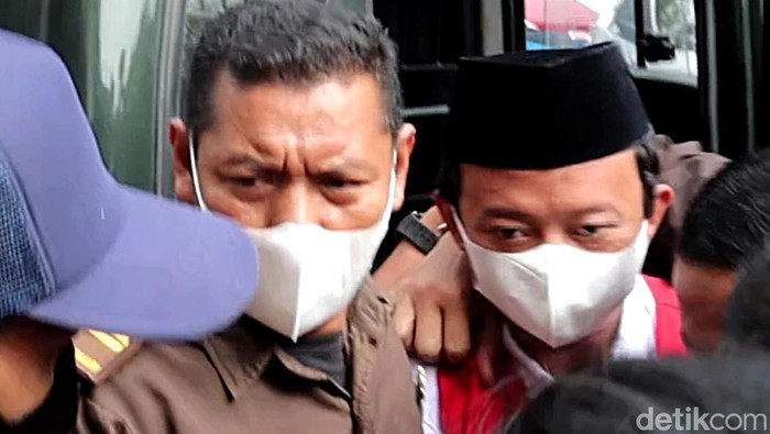 Herry Wirawan hadir dalam sidang vonis kasus pemerkosaan 13 santriwati. Diketahui, sidang vonis tersebut digelar di PN Bandung.