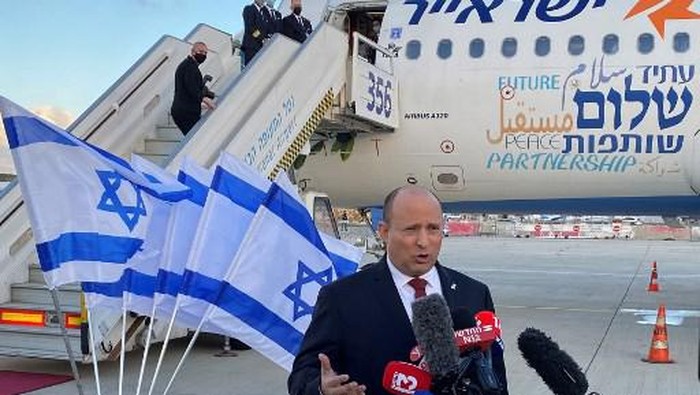 Israeli Prime Minister Naftali Bennett delivers a speech upon his departure to Bahrain on February 14, 2022 at Ben Gurion Airport near Tel Aviv. - Bennett was Monday set to fly to Bahrain on the first-ever official visit by an Israeli head of government to the Gulf state, his office said. During the trip, the latest following the US-brokered Abraham Accords, Bennett was due to meet Bahraini Crown Prince and Prime Minister Salman bin Hamad al-Khalifa and other top officials (Photo by Guillaume LAVALLE / AFP)