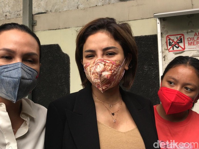 Nikita Mirzani datang ke pengadilan