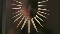 Tulang binatang berupa kalung yang ditemukan di Dataran Salisbury, 2100-1900 SM. Situs kuno Stonehenge berada 140 km sebelah barat Ibu Kota London.