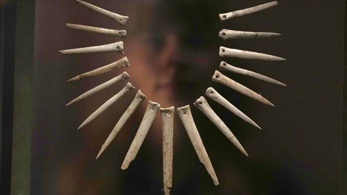 Pameran yang menampilkan benda-benda dan artefak dari era Stonehenge digelar di British Museum, Inggris. Ada jubah emas hingga drum berusia ribuan tahun, Selasa, (15/2/2022).