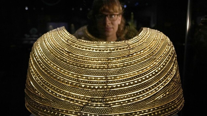 Pameran yang menampilkan benda-benda dan artefak dari era Stonehenge digelar di British Museum, Inggris. Ada jubah emas hingga drum berusia ribuan tahun, Selasa, (15/2/2022).