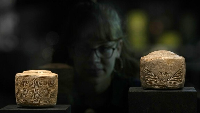 Pameran yang menampilkan benda-benda dan artefak dari era Stonehenge digelar di British Museum, Inggris. Ada jubah emas hingga drum berusia ribuan tahun, Selasa, (15/2/2022).