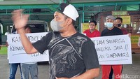 Kami menolak terkait kenaikan listrik di pasar baru ini. Kedua, meminta diskon service charge maksimal 50 persen. Karena pengelola belum berikan layanan fasilitas secara maksimal. Lift ekskalator banyak yang enggak berfungsi. Tidak adil dong pedagang dibebankan 100 persen, kata Koordinator Forum Komunikasi Pedagang Pasar Baru Bersatu Kurnia.