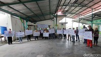 Usai menyampaikan tuntutan, perwakilan pedagang melakukan audiensi dengan pihak pengelola.