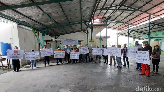 Pedagang Pasar Baru Trade Center Kota Bandung Protes Pengelola Sejumlah pedagang Pasar Baru Trade Center Kota Bandung menggelar aksi damai. Mereka memprotes kebijakan yang dikeluarkan pihak pengelola pasar.