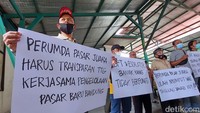 Pantauan detikcom, Selasa (15/2/2022) aksi kni digelar di rooftop Pasar Baru Trade Center. Para pedagang ini membawa sejumlah poster yang berisikan tuntutan atas kebijakan yang dikeluarkan pengelola dan dianggap pedagang dilakukan secara sewenang-wenang.