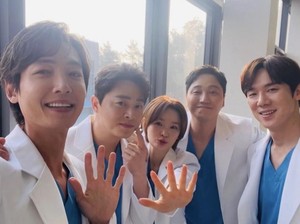 Geng Dokter Pamer Foto Reuni, Penggemar Duga Ada Hospital Playlist 3