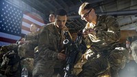 Anggota Divisi Lintas Udara ke-82 Angkatan Darat AS membersihkan persenjataan di Fort Bragg, North Carolina, AS,  Senin, (14/2/2022) sebelum ditempatkan ke Polandia.