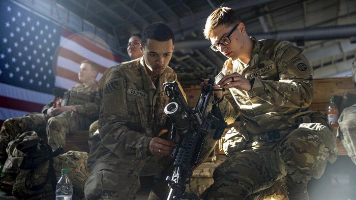Persiapan Tentara AS Sebelum Ditempatkan ke Polandia Members of the 82nd Airborne Division of the U.S. Army walk on the tarmac at Pope Field ahead of deployment to Poland from Fort Bragg, N.C. on Monday, Feb. 14, 2022. They are among soldiers the Department of Defense is sending in a demonstration of American commitment to NATO allies worried at the prospect of Russia invading Ukraine. (AP Photo/Nathan Posner)